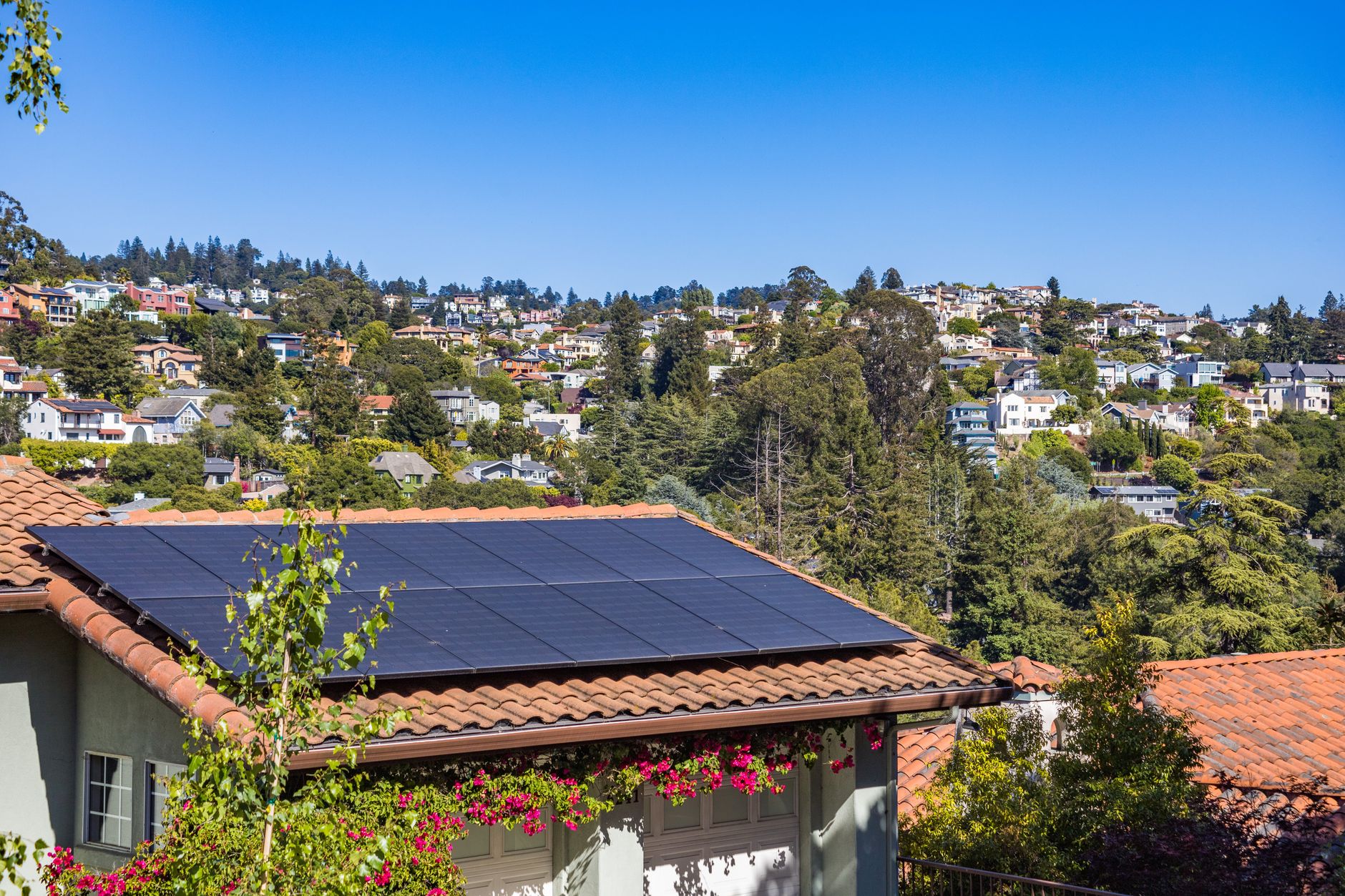 Paneles solares en techo de casa