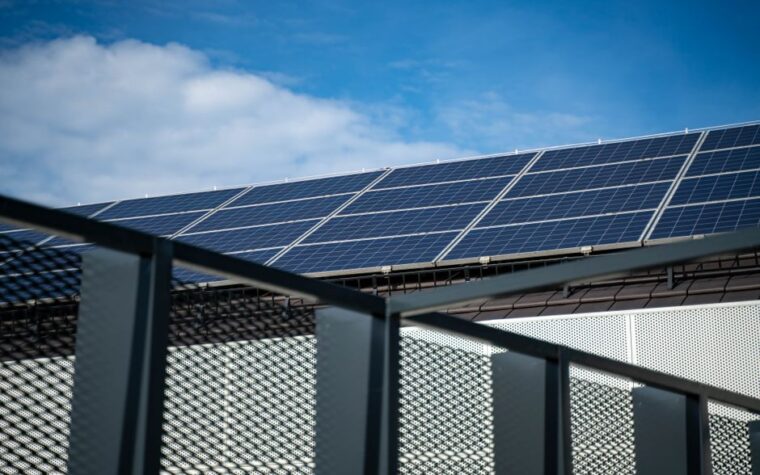 Antes de instalar un panel solar para ahorrar luz, conocé estos datos clave sobre costos y ahorro