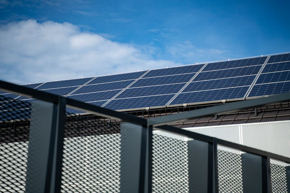 Antes de instalar un panel solar para ahorrar luz, conocé estos datos clave sobre costos y ahorro
