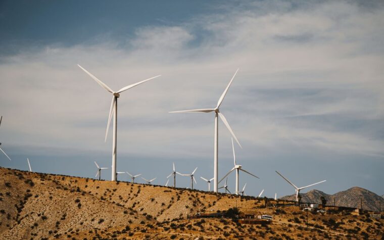 IRENA: las renovables fueron un 90% más baratas que los fósiles en 2025 y evitaron un gasto global de 480.000 millones de dólares
